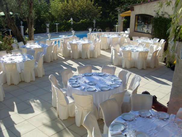 Location de tables pour une réception bien préparée.